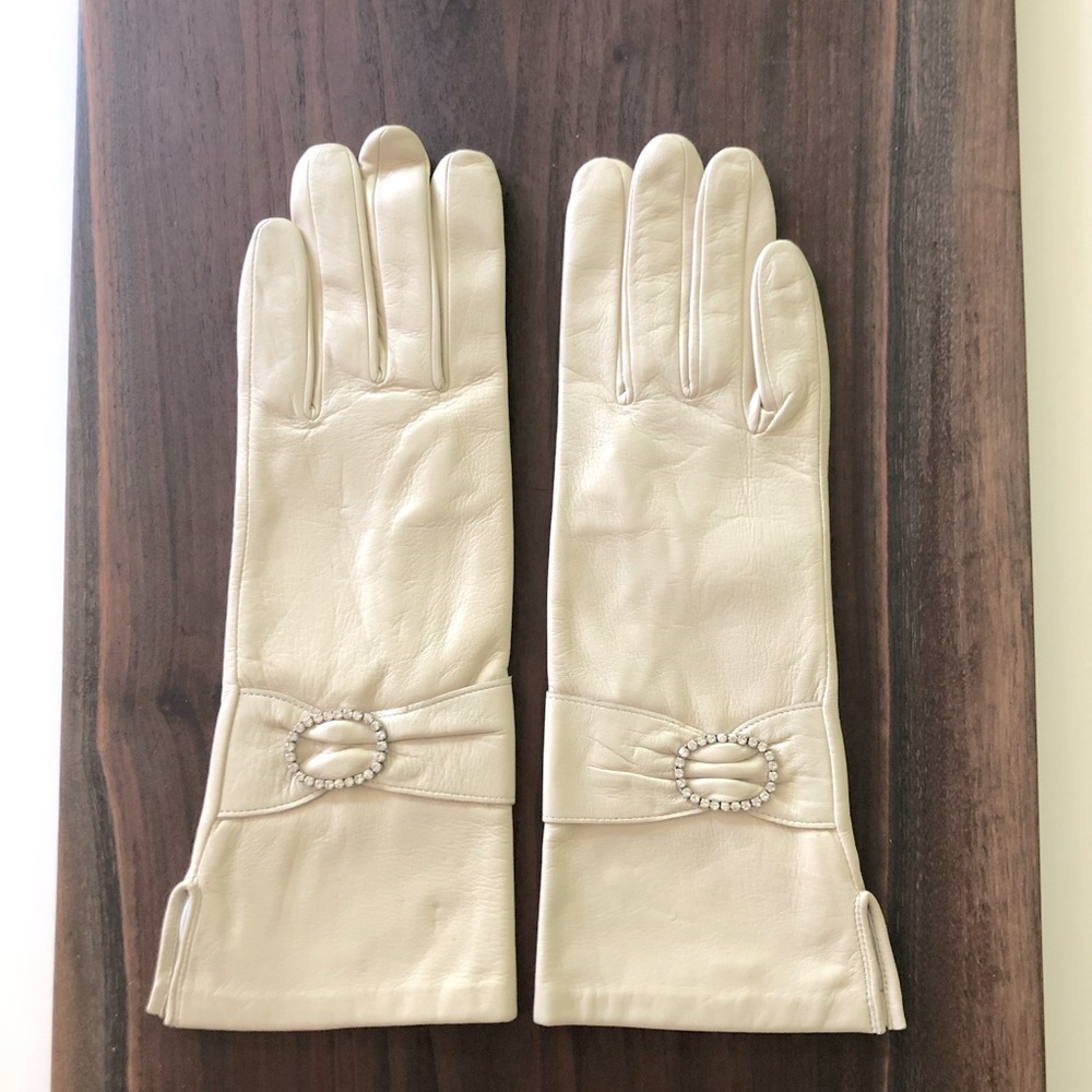 Cream Leather Gloves with Jewel Ornament